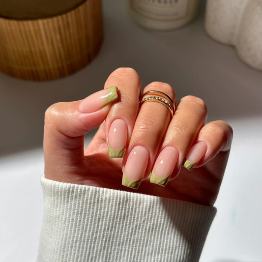 Autumn nail hits 2025 with Semilac Hybrid Polish