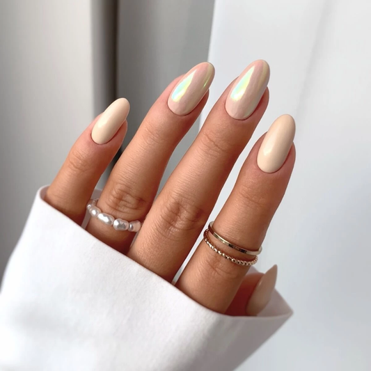 Milky nails 2025 – how to create sophisticated looks with Semilac Hybrid Polish